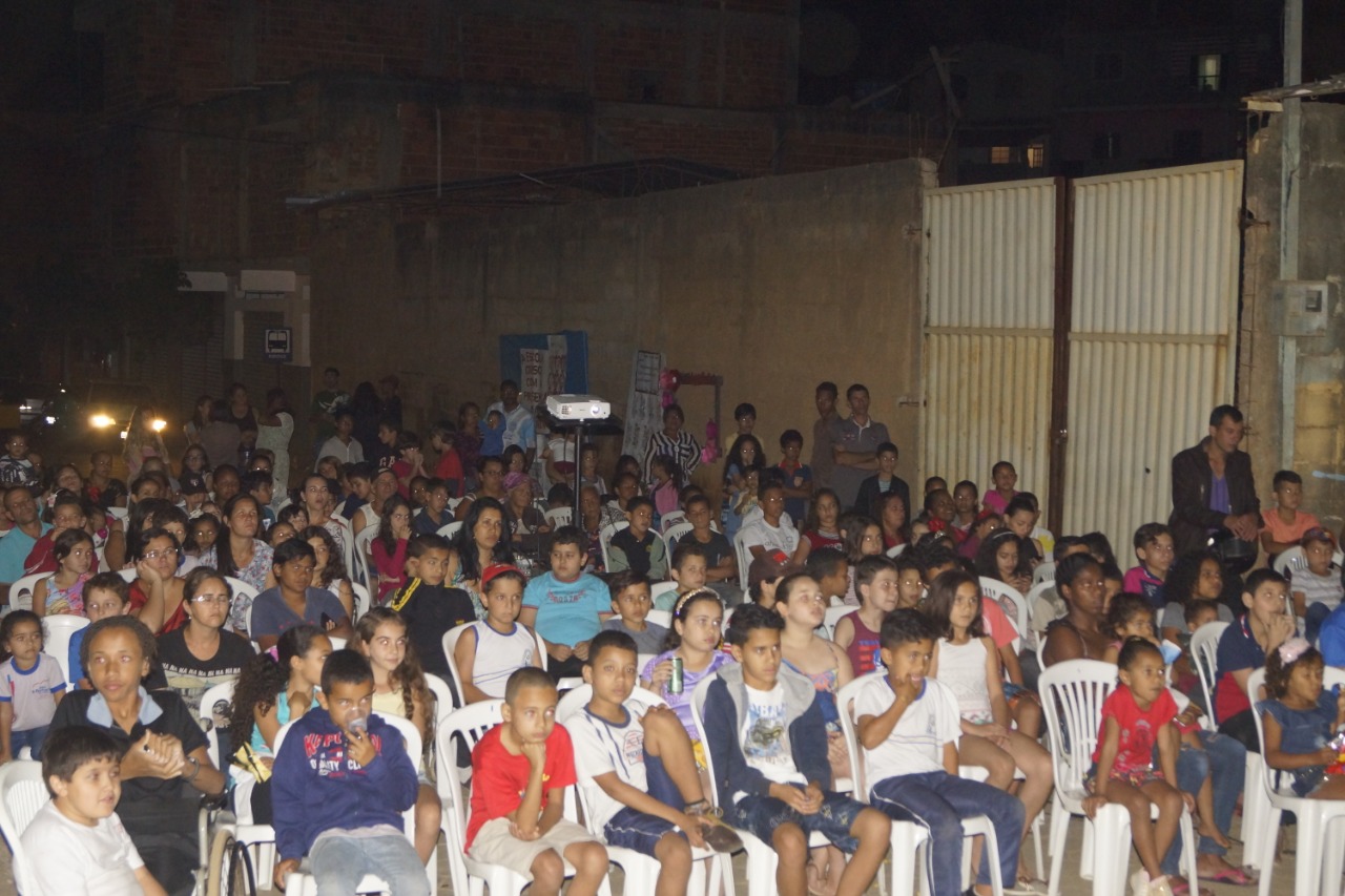 Cinema na Comunidade reúne grande público em Santa Bárbara do Leste