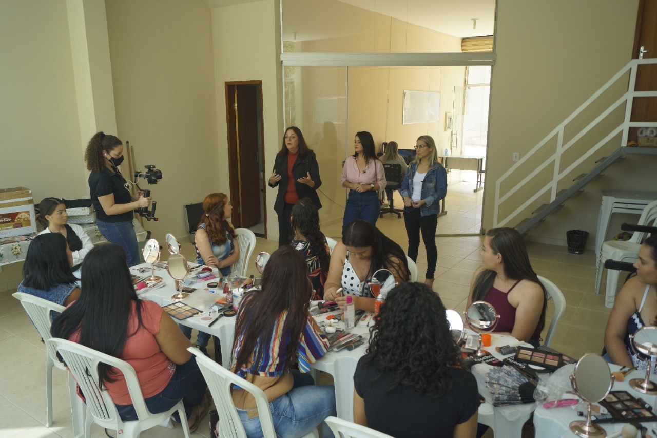 OFICINAS DE GERAÇÃO DE RENDA SEGUEM SENDO DESENVOLVIDAS EM SANTA BÁRBARA DO LESTE